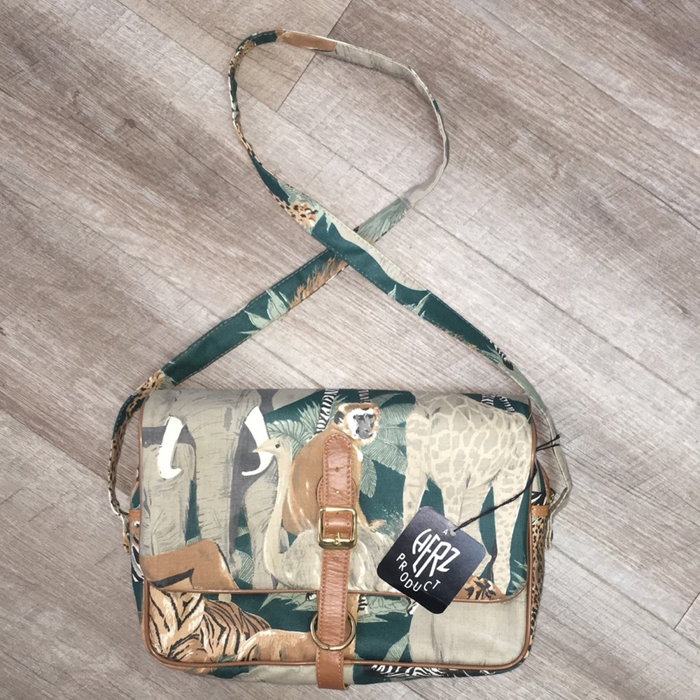 Herz 90’s vintage Safari travel crossbody purse bag